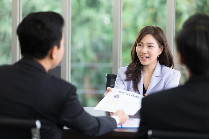 Làm cách nào để giữ nhà tuyển dụng ở lại lâu với CV trái ngành của bạn?
